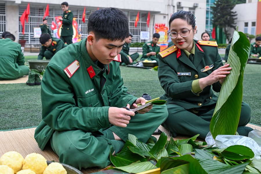 Chiến sĩ lữ đoàn 144 gói gần 2.000 bánh chưng ăn Tết