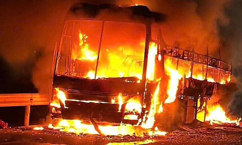 Xe khách chở 34 người cháy ngùn ngụt trên quốc lộ