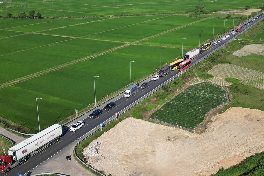 Ôtô ùn ứ kéo dài trên quốc lộ, cao tốc qua miền Trung