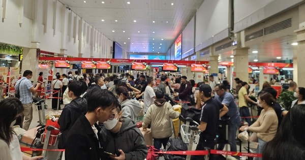 VIDEO: Ngày 12-2, khách ùn ùn tới sân bay Tân Sơn Nhất để về quê dịp Tết