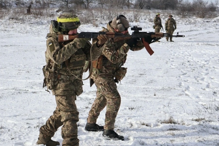 Lính Ukraine khổ cực chống chọi băng giá ở chiến hào giữa mùa đông khắc nghiệt