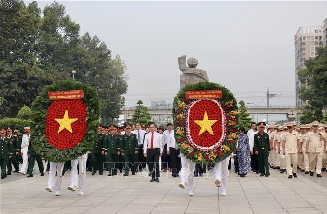 Lãnh đạo TP Hồ Chí Minh dâng hương các Anh hùng liệt sỹ nhân dịp Tết Nguyên đán Bính Ngọ