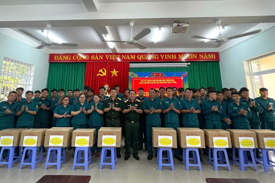 Ban Chỉ huy Quân sự phường Tân Uyên tặng quà, động viên dân quân dịp Tết