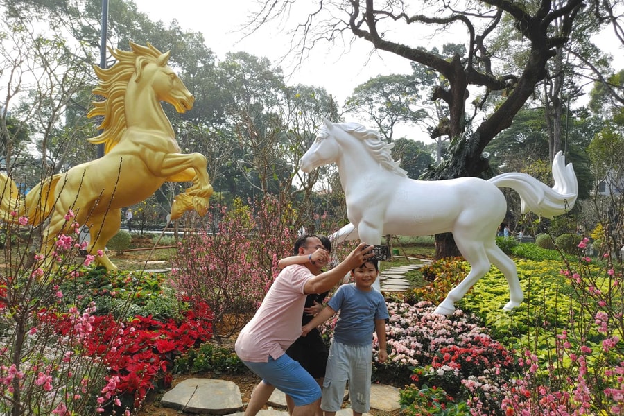 Công viên tưởng niệm nạn nhân COVID-19 hút khách ngày cận Tết