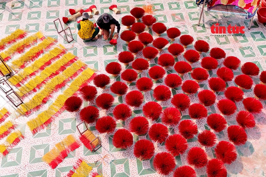 Giữ “lửa” nghề se nhang giữa biến động của thị trường