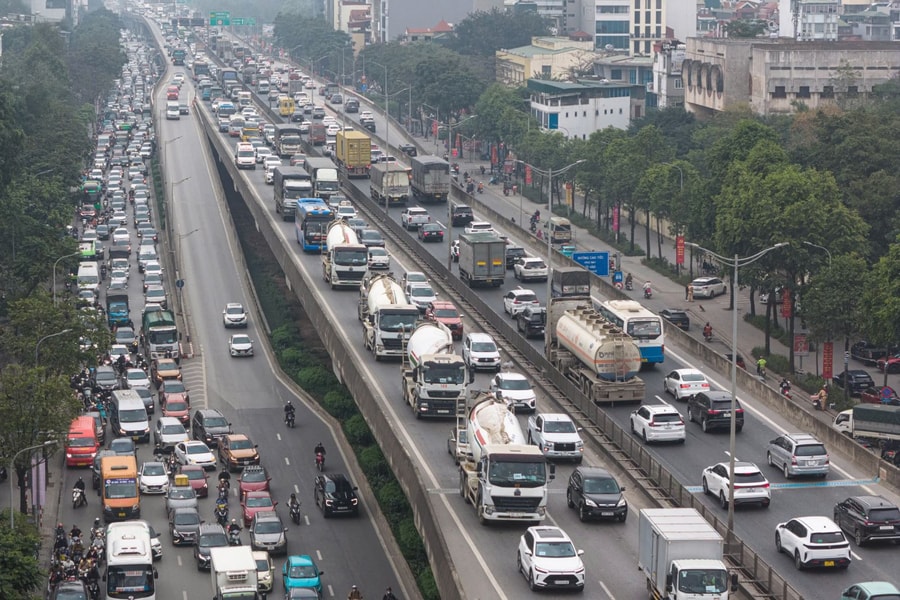 Bến xe Hà Nội đông nghịt người, đường Vành đai 3 tắc không lối thoát