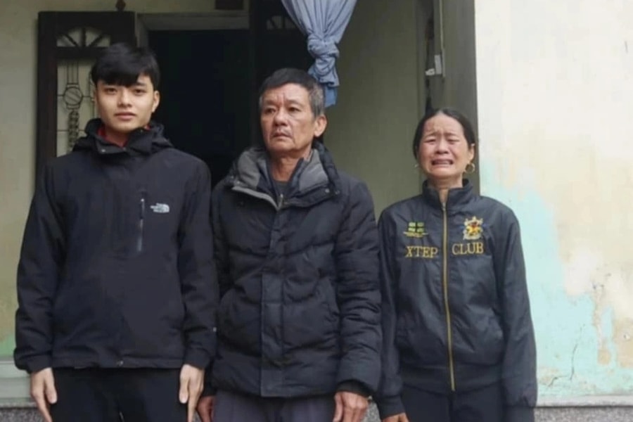 Mẹ nghẹn ngào ôm chầm con trai làm việc ở nước ngoài nói dối "Tết không về"