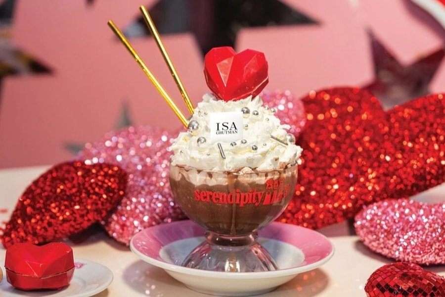 Ly kem lễ Tình nhân chứa kim cương trị giá tới 259 triệu đồng ở Mỹ