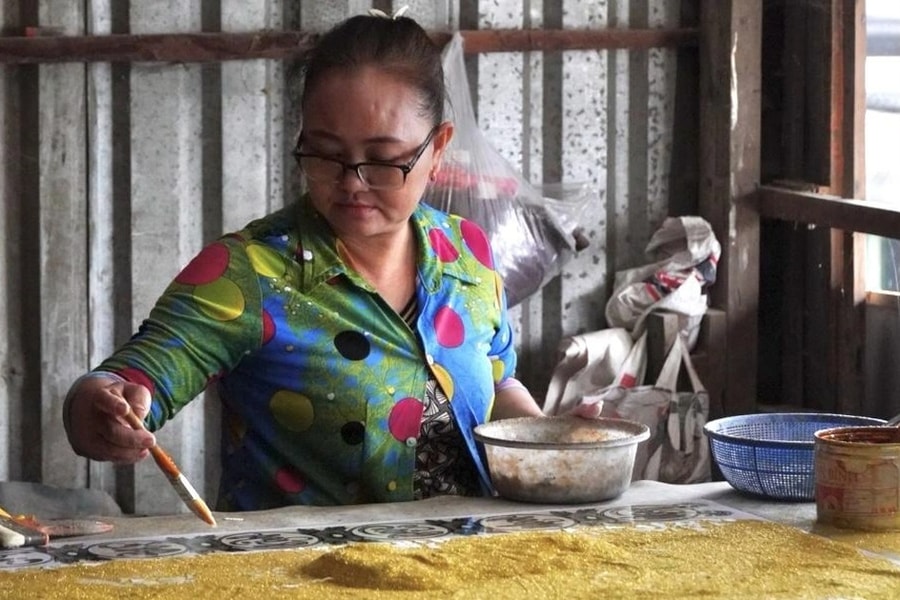 Làng nghề tranh kiếng tất bật ngày cận Tết, thợ làm "quên ăn, quên ngủ"