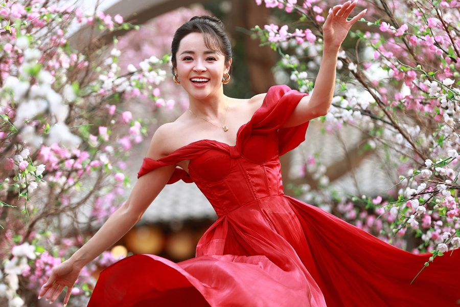 Kiện tướng dancesport Thu Hương thể hiện vũ điệu mùa xuân