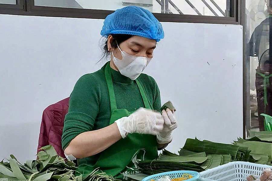 Gói nem thuê thu tiền triệu mỗi ngày cận Tết