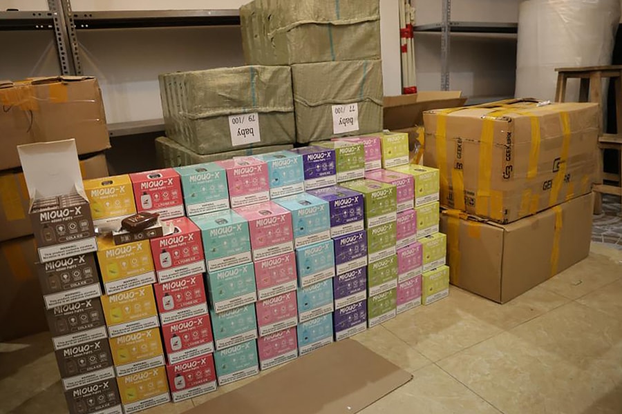 Hai anh em bị cáo buộc cầm đầu đường dây mua bán 50.000 thuốc lá điện tử