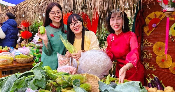 Rủ nhau đi chợ quê ngày Tết ở làng cổ ngàn năm tuổi