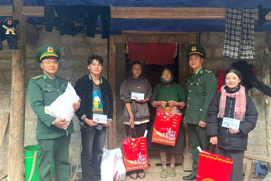 Nghĩa tình của người lính Biên phòng Lũng Cú với con nuôi, hộ gia đình chính sách