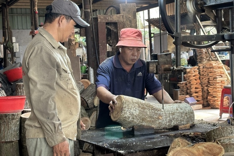 Từng đứng trước nguy cơ mai một, xưởng guốc gỗ tất bật lên đơn mùa Tết