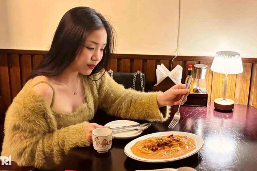 Ẩn trong ngõ nhỏ ở Hà Nội, quán đồ Âu kéo đồ ăn lên xuống bằng ròng rọc