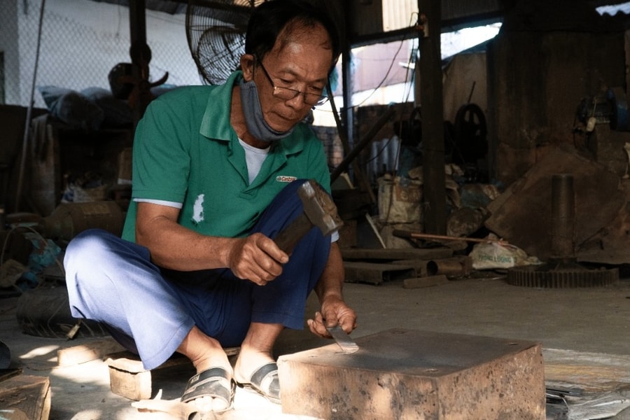 Làng rèn tại An Giang "đỏ lửa" dịp Tết, thợ tất bật giữ nghề