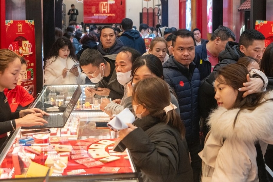 Vàng trong nước tăng 2 triệu đồng/lượng, dự báo giá trong Tết ra sao?