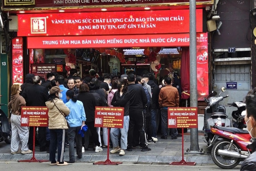 Dân đổ xô đi mua vàng những ngày sát Tết, chấp nhận cầm giấy hẹn 3 tháng