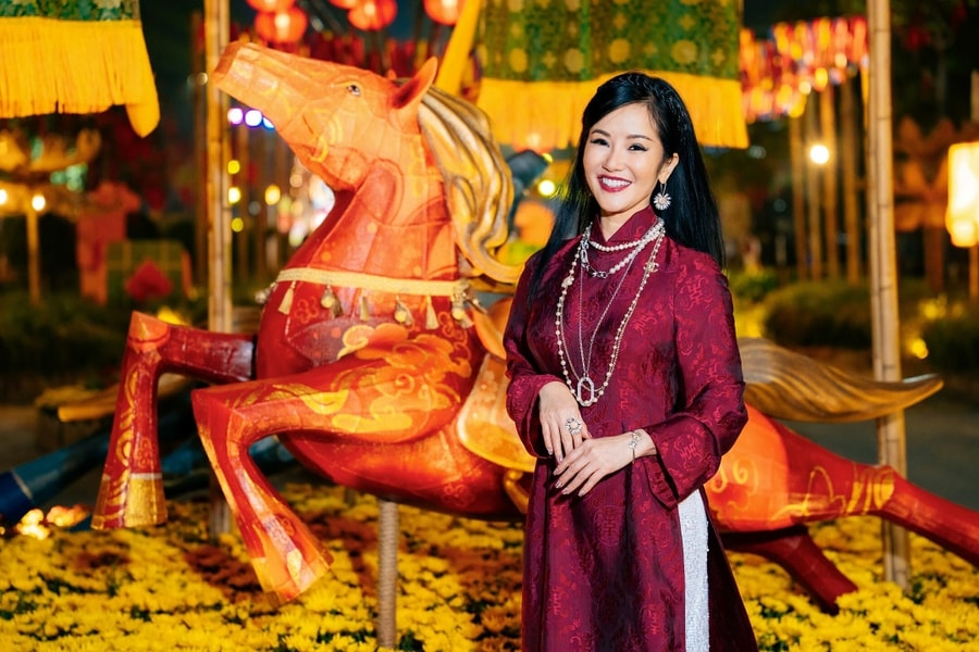 Hồng Nhung diện áo dài check in đường hoa xuân