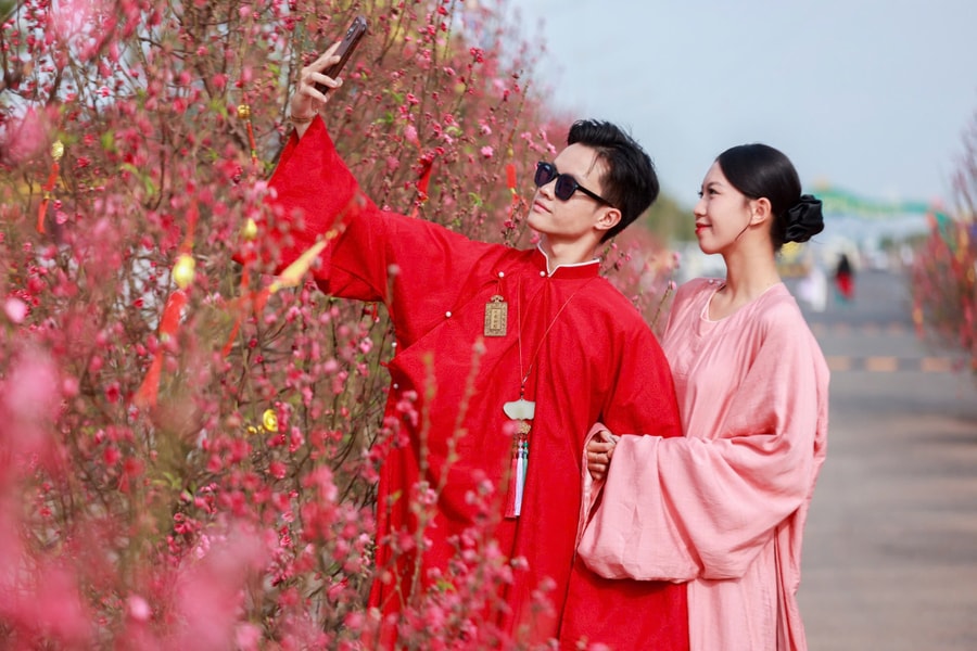 Du khách đổ về Cần Giờ check-in lễ hội khinh khí cầu, đón Valentine