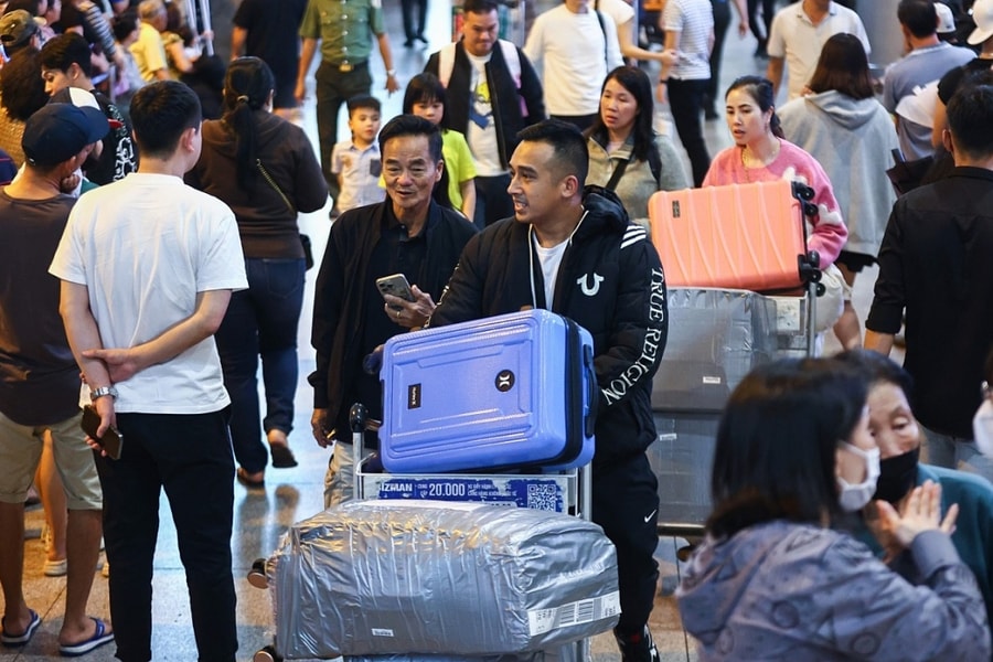 Những Việt kiều chắt chiu cả năm để về Tết