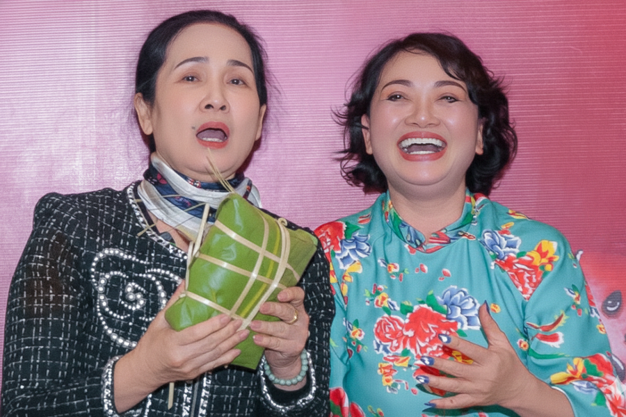 Nghệ sĩ Lan Hương hướng dẫn đồng nghiệp gói bánh chưng