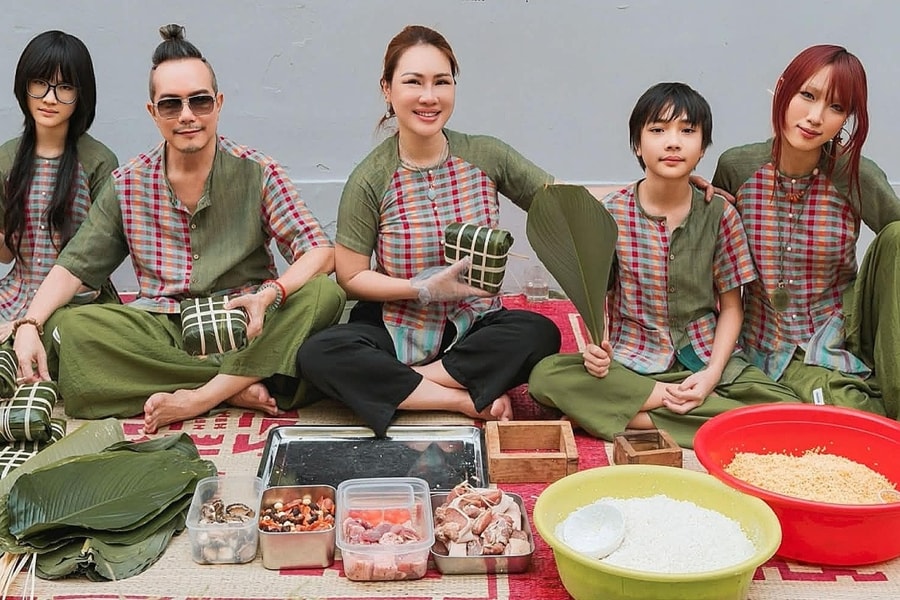Nghệ sĩ quây quần bên người thân gói bánh Tết