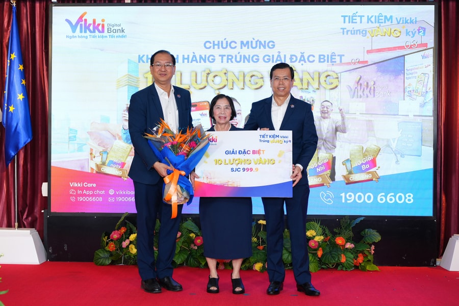 Ngân hàng số Vikki trao một ký vàng cho khách hàng gửi tiết kiệm