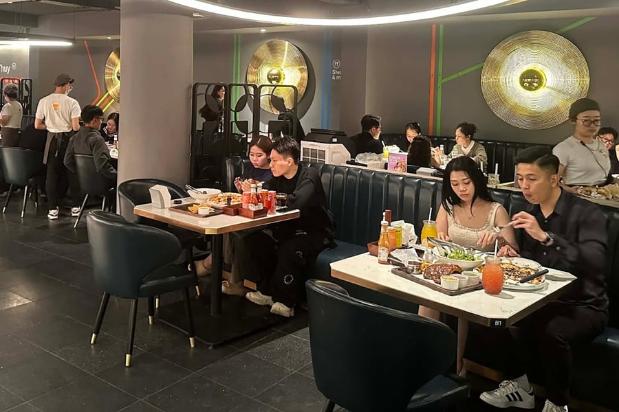 Nhiều hàng quán 'cháy' bàn đêm Valentine