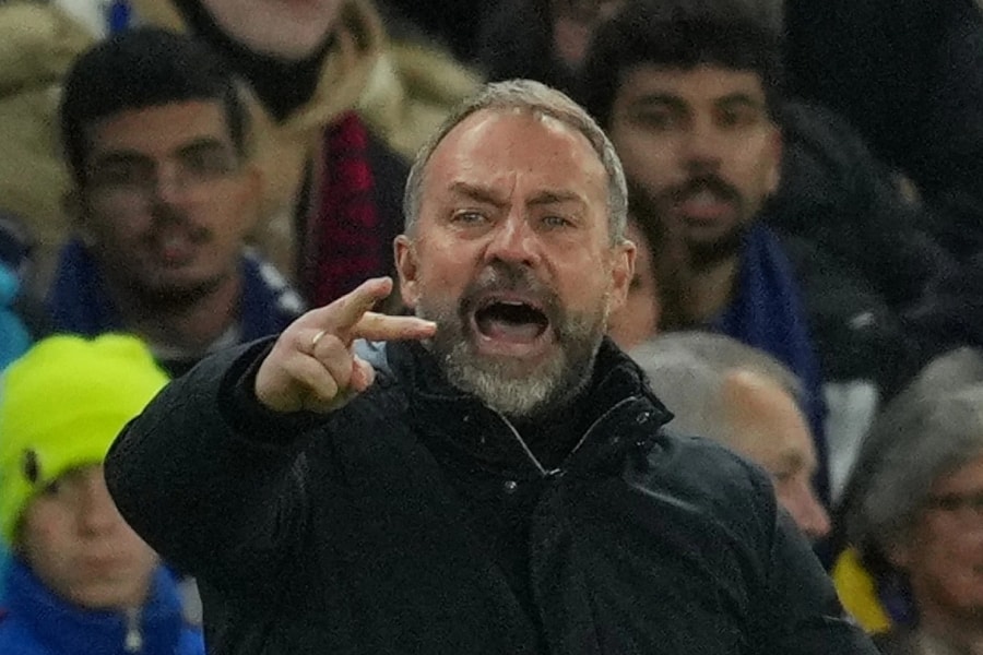 Cầu thủ Barca chất vấn HLV Flick