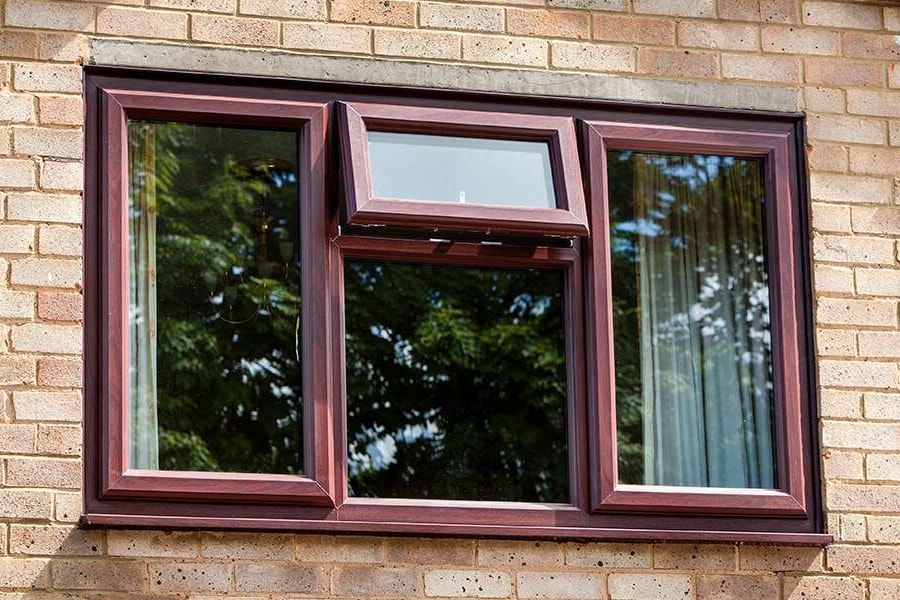 Hàng xóm trổ cửa sổ sang đất nhà tôi, có được xây tường bịt lại?