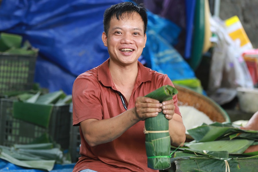 Làng nghề gói bánh chưng bánh tét hối hả phục vụ Tết