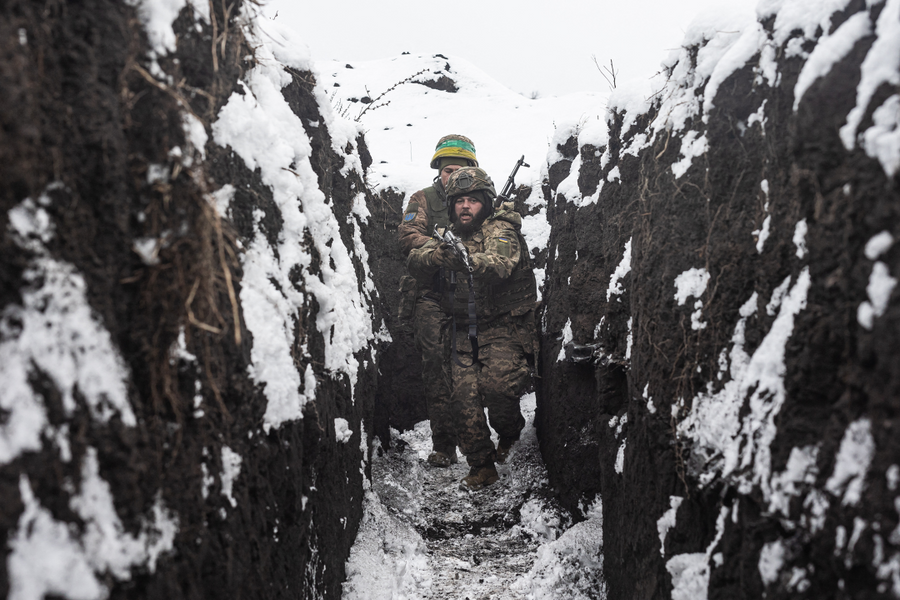 Lính Ukraine tìm cách sống sót trong chiến hào lạnh giá