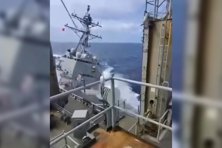 Khoảnh khắc chiến hạm Mỹ đâm nhau trên Biển Caribe