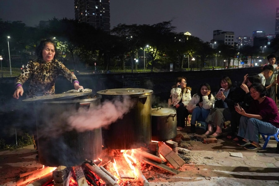 Người Hà Nội thức đêm luộc bánh chưng trên vỉa hè
