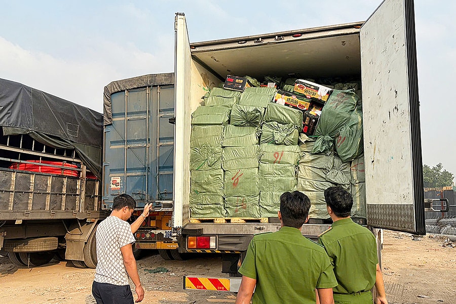 Cảnh sát ngăn chặn 29 tấn vú heo, lạp xưởng 'bẩn' sắp bị bán ở TP HCM