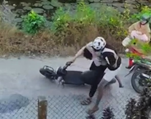 Hành hung nam sinh sau va chạm giao thông