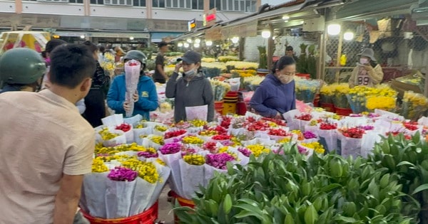 Hoa Tết ùn ùn đổ về chợ đầu mối, hoa hồng Valentine ế nhệ