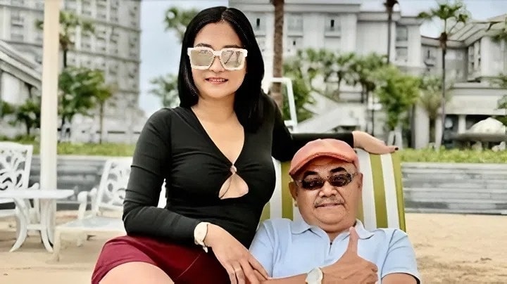 NSND Việt Anh quấn quít vợ kém 34 tuổi