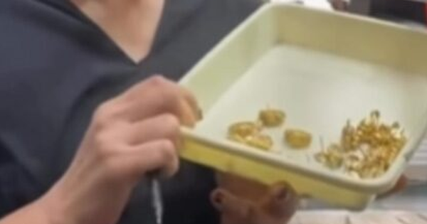 Mang túi vàng đến tiệm, người phụ nữ sốc khi biết "bí mật" đằng sau