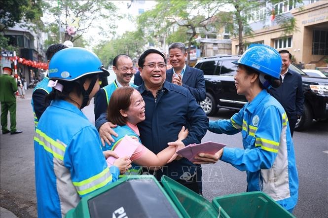 Thủ tướng Phạm Minh Chính thăm, chúc Tết công nhân vệ sinh môi trường tại Hà Nội