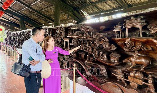 'Bảo tàng' gỗ lũa giữa dòng sông Tiền