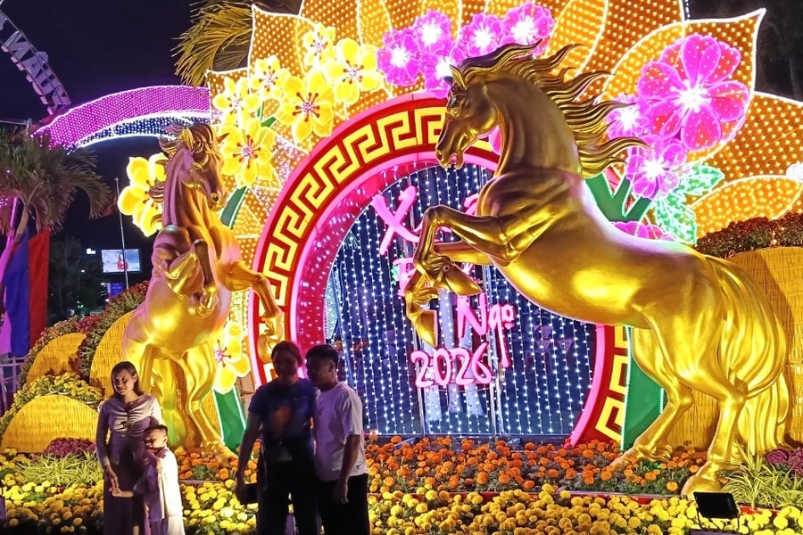 Linh vật ngựa, cua tôm cá xuất hiện trên đường hoa Tết ở Cà Mau