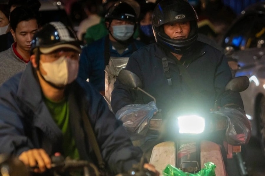 Công nhân xuyên đêm đi xe máy gần 400km về quê đón Tết vì tiếc 1 triệu đồng