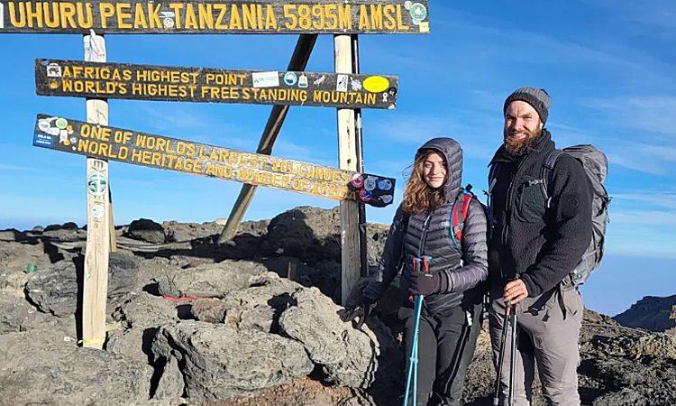 Cặp du khách leo núi 12 tiếng để hẹn hò