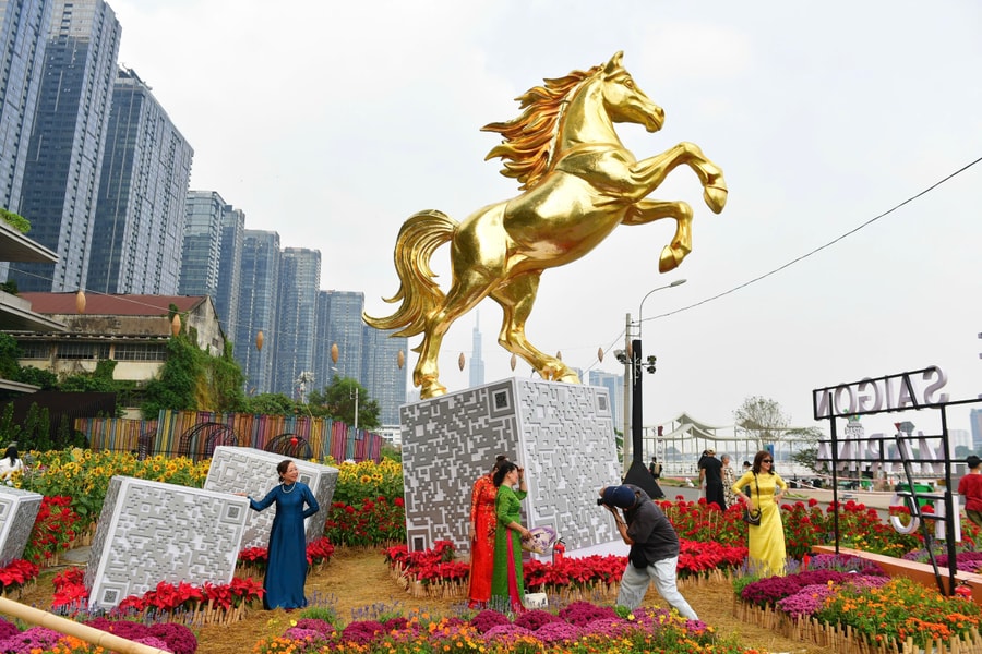 Tượng linh vật ngựa ‘xưa - nay’ tại công viên bên sông Sài Gòn