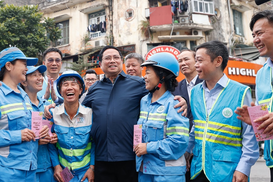 Thủ tướng Phạm Minh Chính thăm, lì xì công nhân môi trường Hà Nội