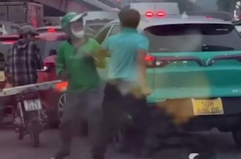 Hai người đánh nhau, leo nắp capo ôtô trước sân bay Tân Sơn Nhất