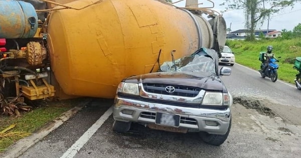 Xe trộn xi măng lật nghiêng, đè bẹp xe ô tô khiến tài xế tử vong